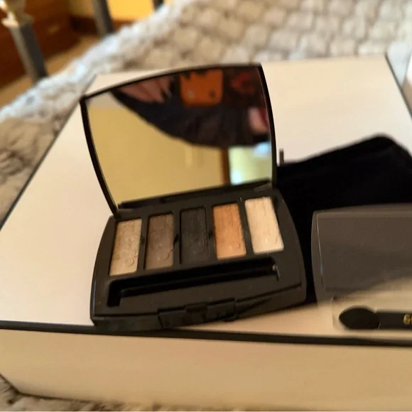CHANEL Lumière Graphique Eyeshadow Palette - Black and Tan. - Picture 3 of 11